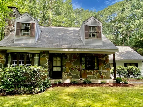 27 Weatherwood Rd, Amherst, MA 01072