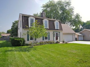 2102 Burr Oak Ln, Lindenhurst, IL 60046