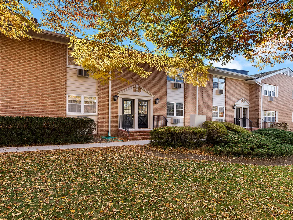 26 Layton Ave #27