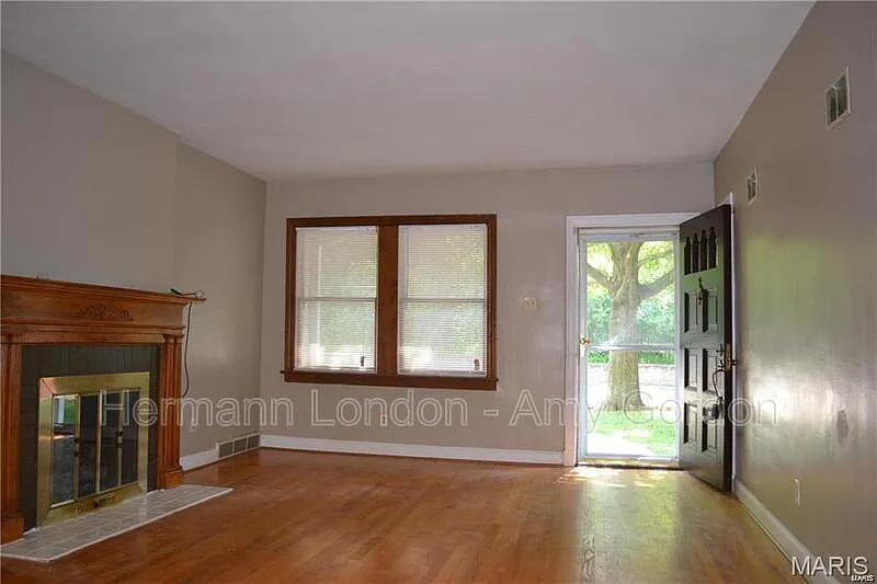 3 bed, 1.0 bath, 1895 sqft, $2,450 — Photo 2