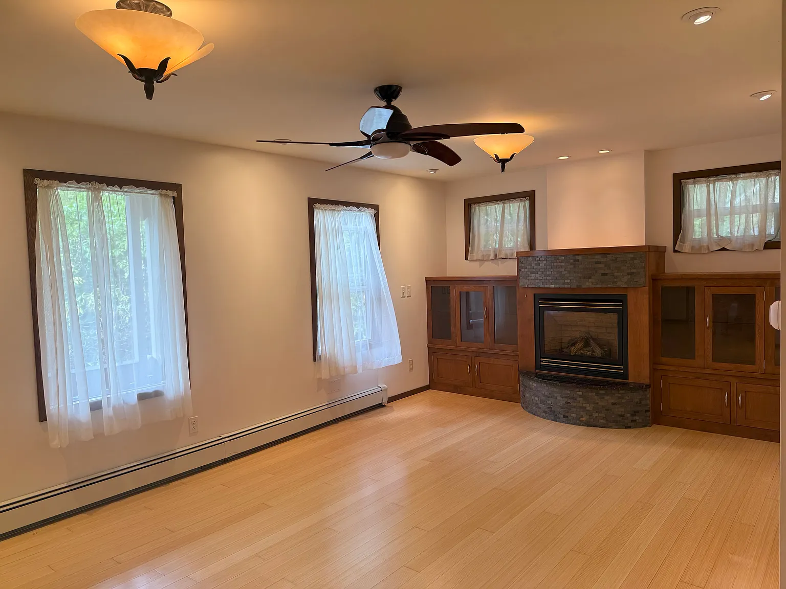3 bed, 2.5 bath, 2900 sqft, $4,500 — Photo 2