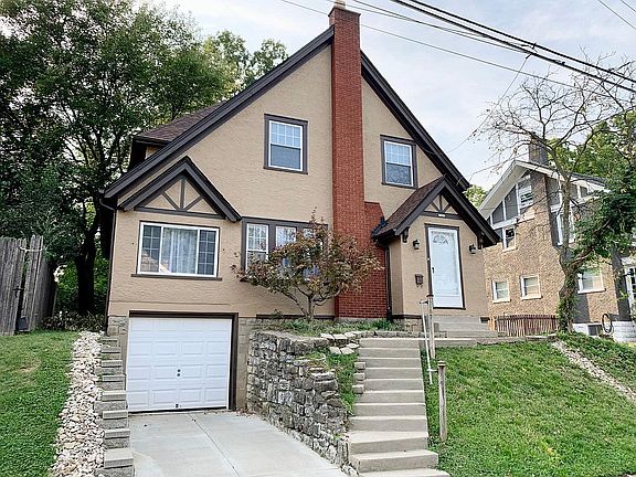 Front of House. New 2022 roof and ext. paint