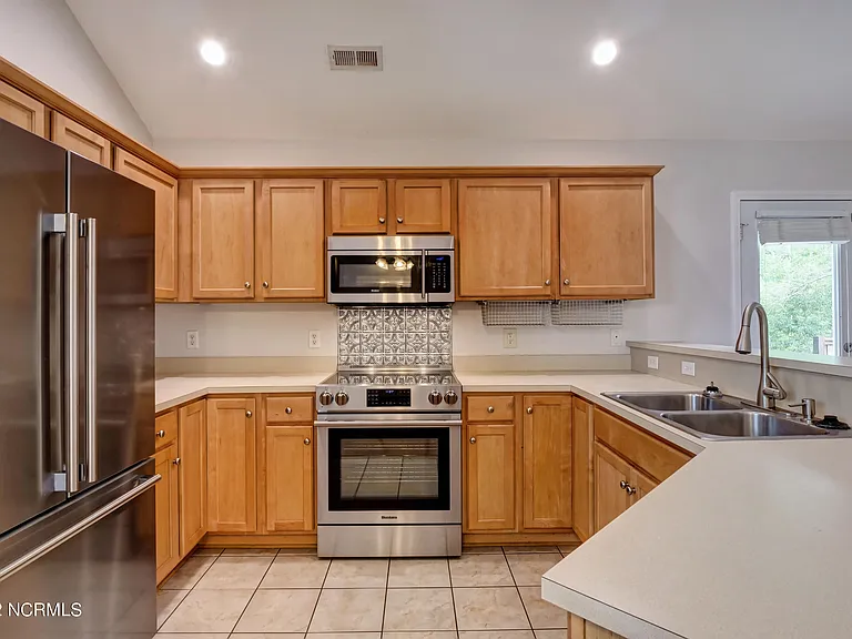 611 Catamaran Dr — Photo 6