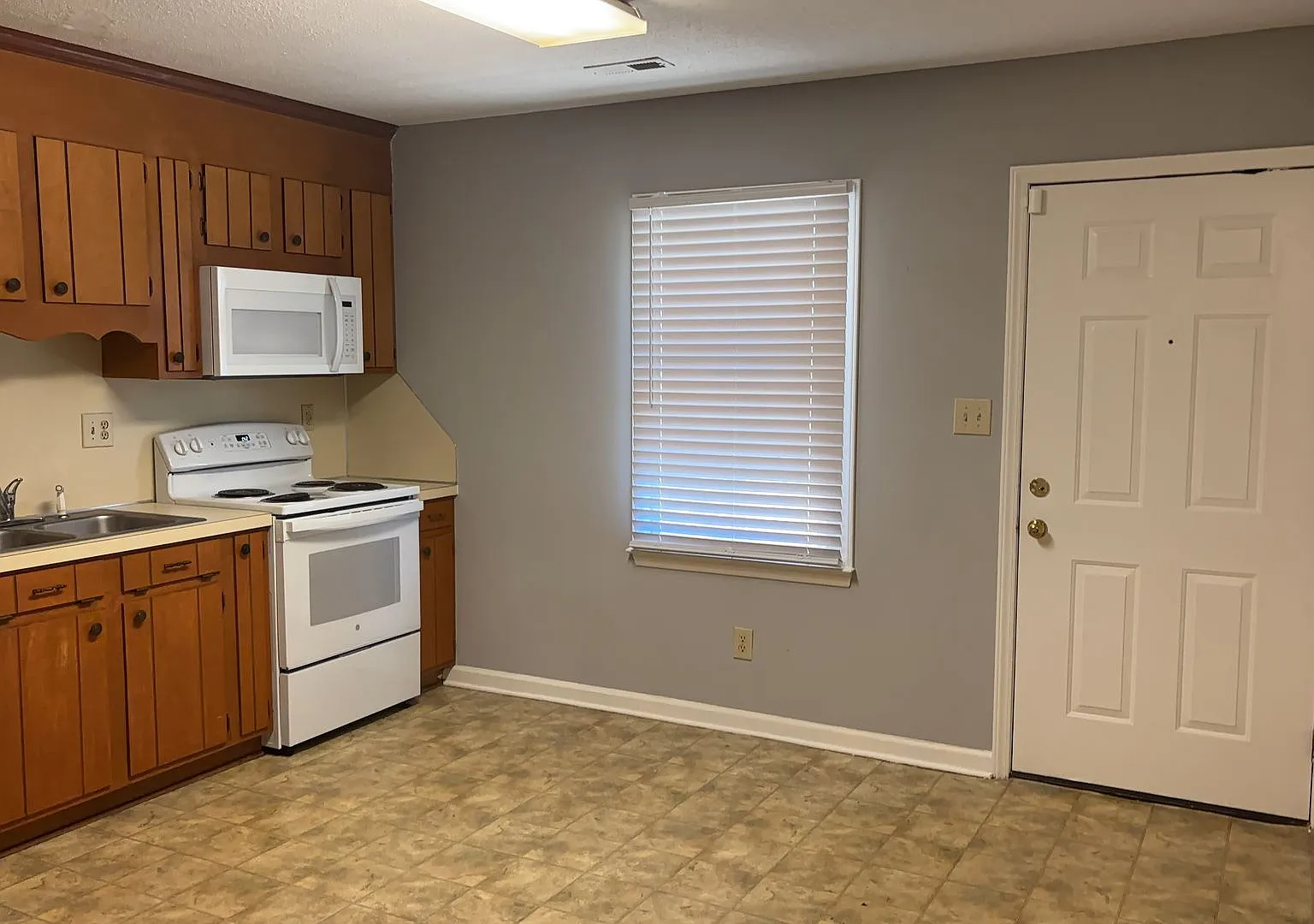 SH061-731 W Marion Street — Photo 2