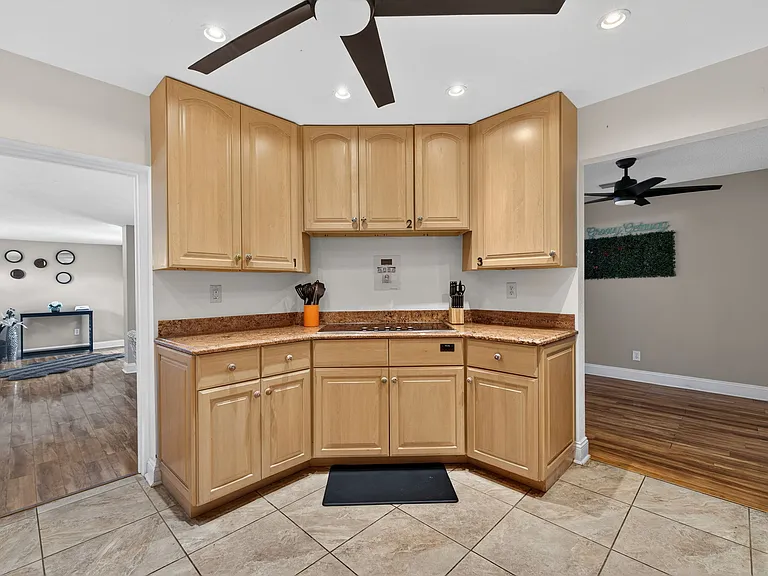 1781 Coral Point Dr — Photo 5