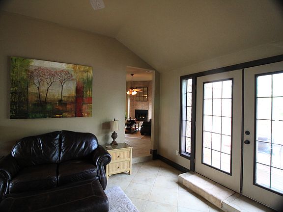 5th image of 2913 Redwood Dr