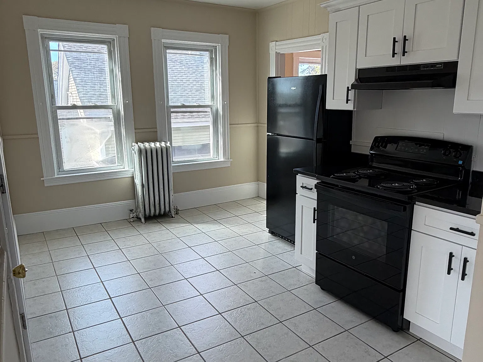 3 bed, 1000 sqft, $2,200 — Photo 3