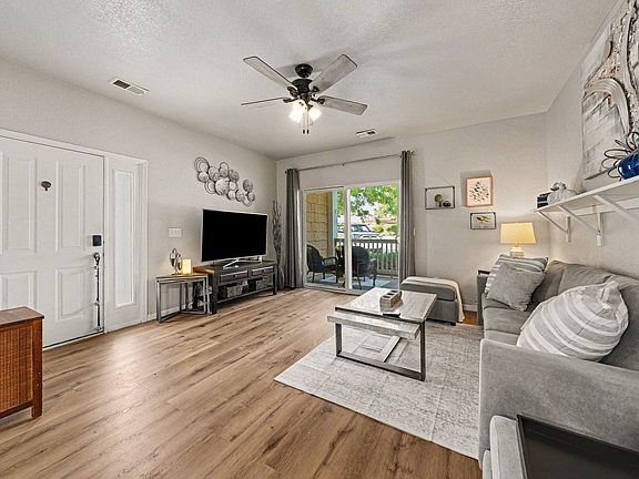 4th image of 4745 Hahns Peak Dr #103
