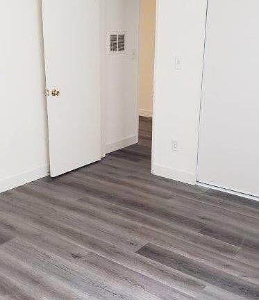 5th image of 11427 Oxnard St