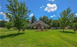 3rd image of 6101 Shadow Wood Dr