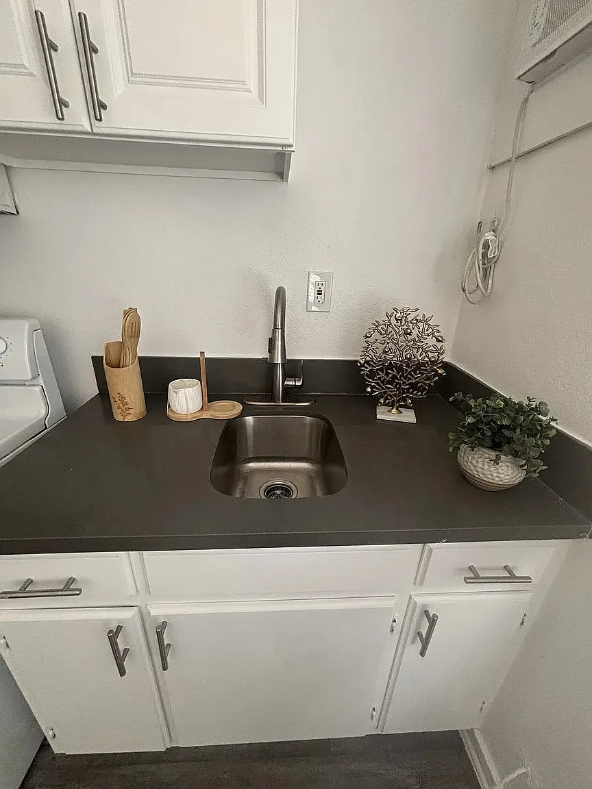15135 Victory Studio — Photo 4
