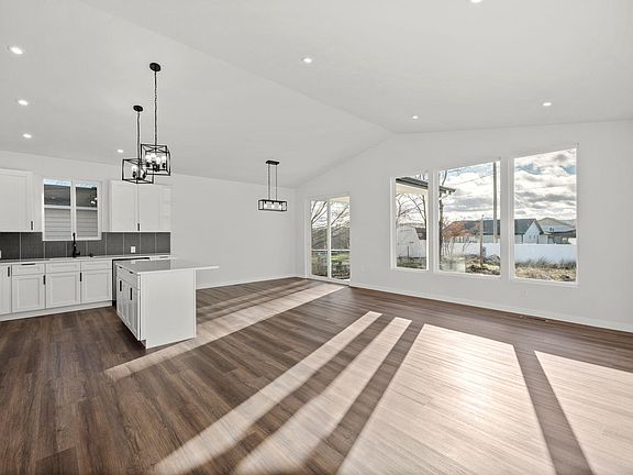 4th image of 4914 E Fairview Ave