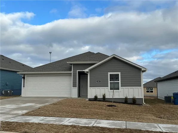 404 NW Bellflower Ave, Gentry, AR 72734