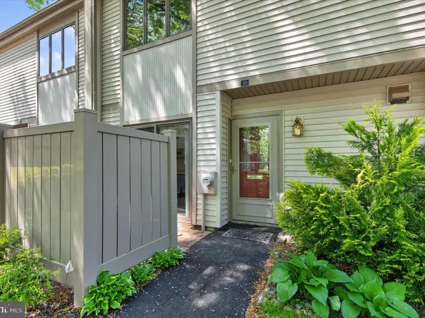 15 Twin Brooks Dr, Willow Grove, PA 19090