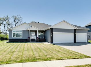 4232 Pine Pkwy S, Fargo, ND 58104