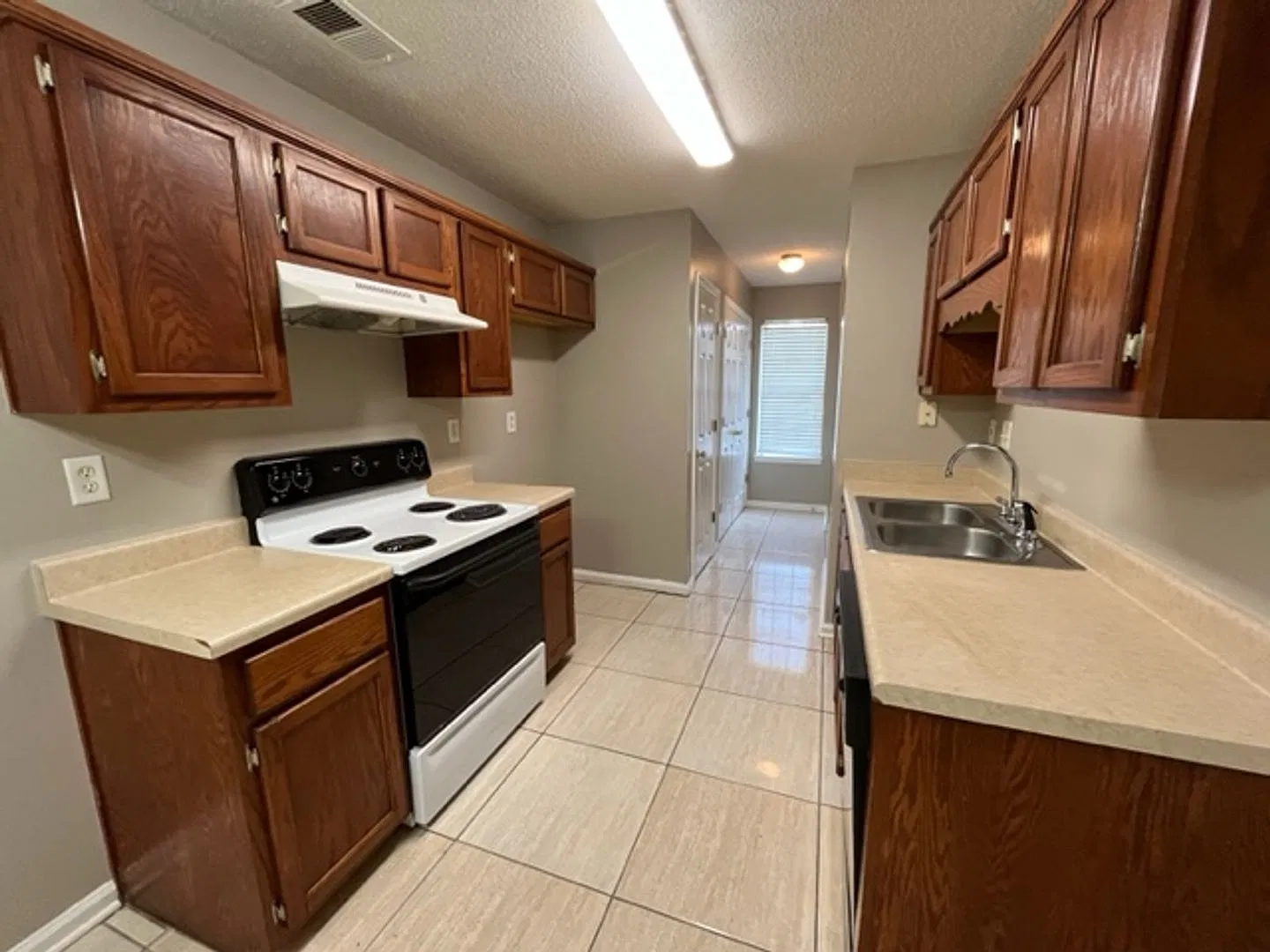 Renovated 3 Bedroom 3 Bath Townhome for Rent! — Photo 2