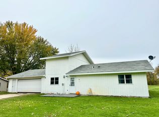 116 Birch Dr S, Warroad, MN 56763