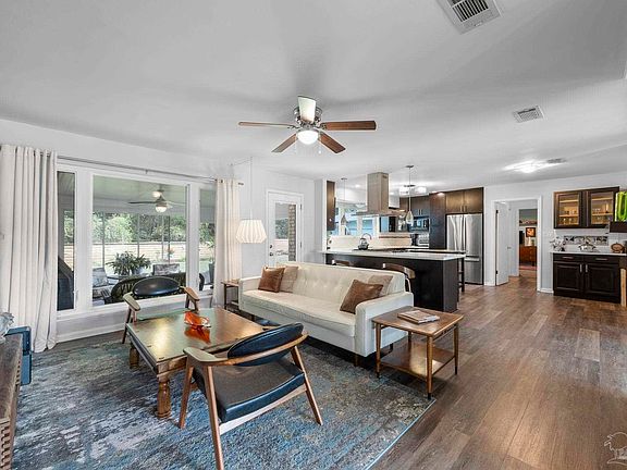 2nd image of 208 S Sunset Blvd