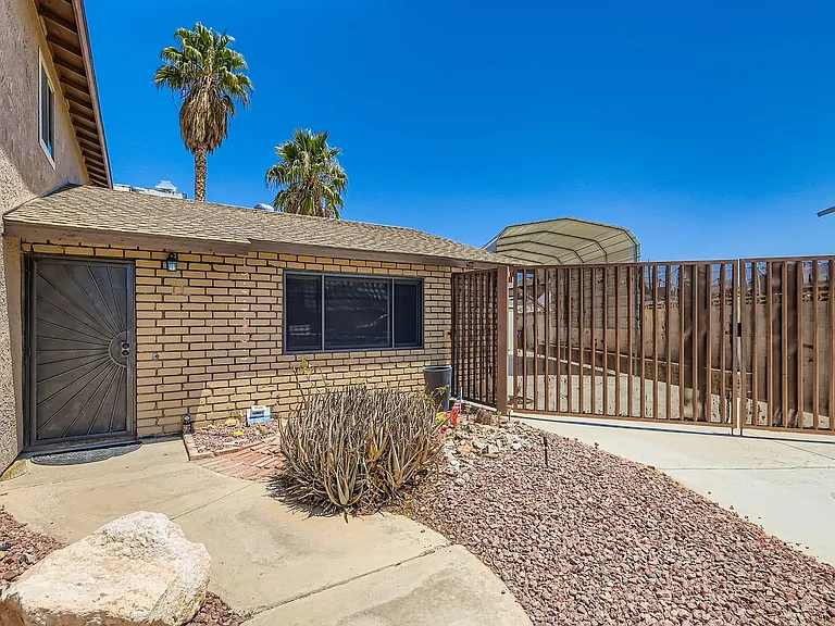 733 Strawberry Pl — Photo 3