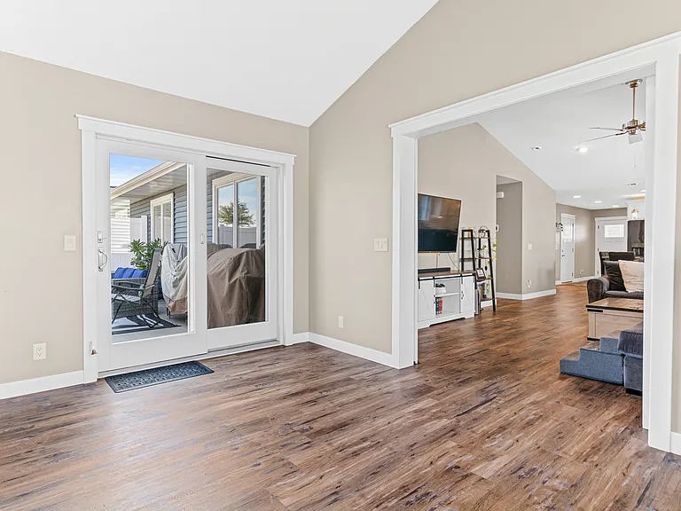 898 Brentwood Cir — Photo 16