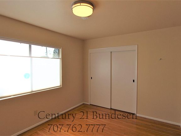 4th image of 1028 Country Club Dr