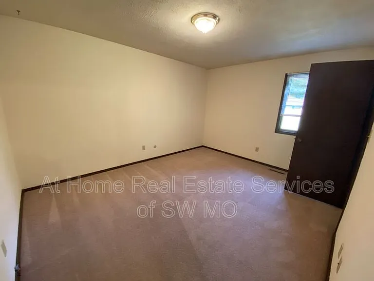 513 E Latoka Ct — Photo 6
