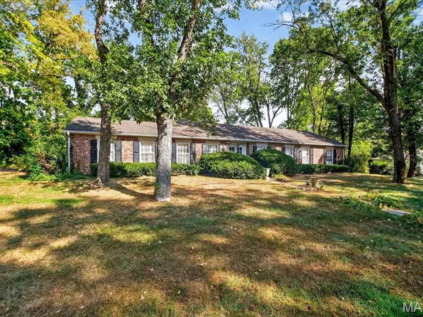 1140 Hillside Dr, Saint Louis, MO 63117