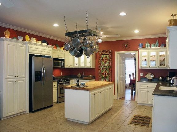 Big Kitchen w/ SS appliances