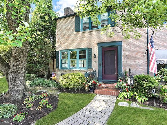 5th image of 221 Bailey St