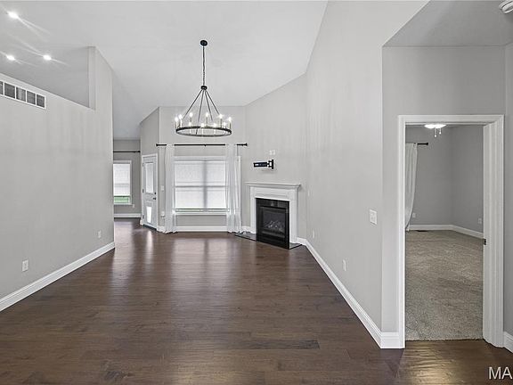 4th image of 373 Canadian Dr