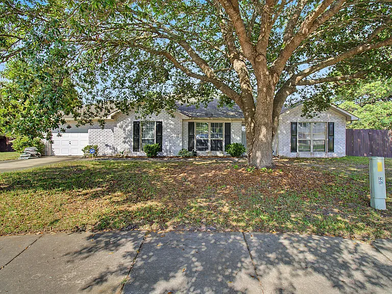 404 Clairemore Cir — Photo 1