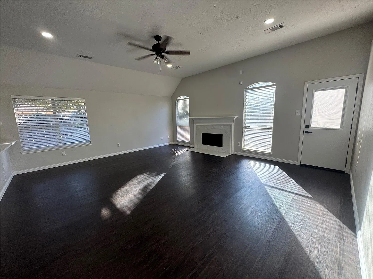 3 bed, 2.0 bath, 1635 sqft, $2,100 — Photo 4
