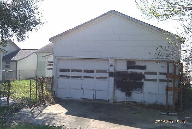 1st image of 224 16th Ave N