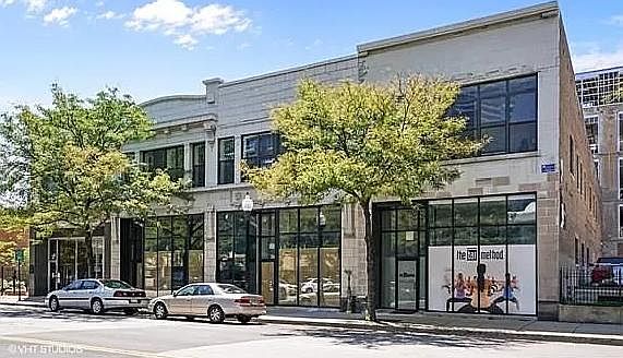 Historic fa_ade on a tree-lined strip of Michigan Avenue