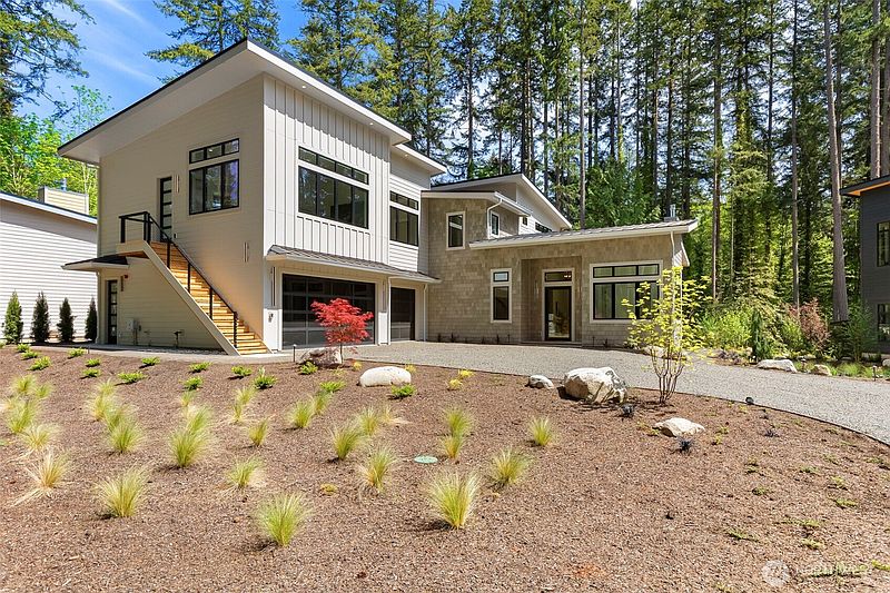 2nd image of 13982 Manzanita Road NE