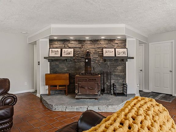 3rd image of 1685 Graves Rd