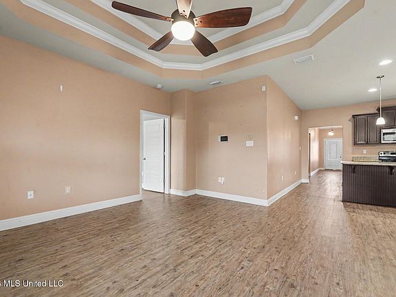 5th image of 109 Clear Springs Cir