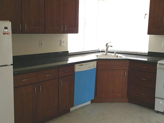 2nd image of 564 S Fair Oaks Ave APT 4