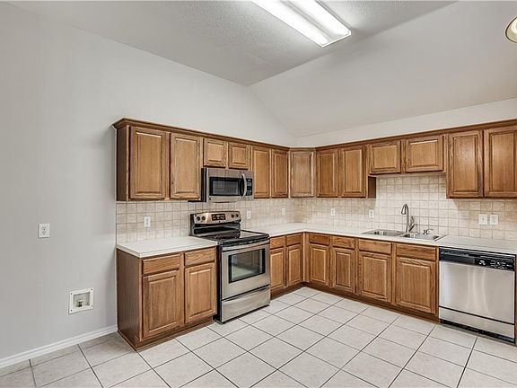 4th image of 1007 Cumberland Dr