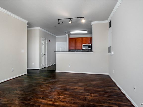 4th image of 600 13th St Unit 745