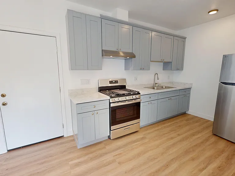 521 W Macarthur Blvd #12 — Photo 2