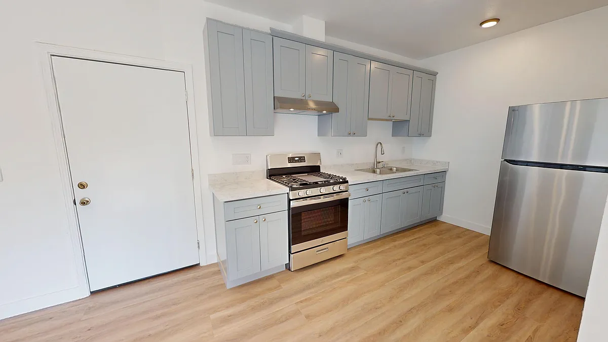 Building Photo - 521 W Macarthur Blvd #12