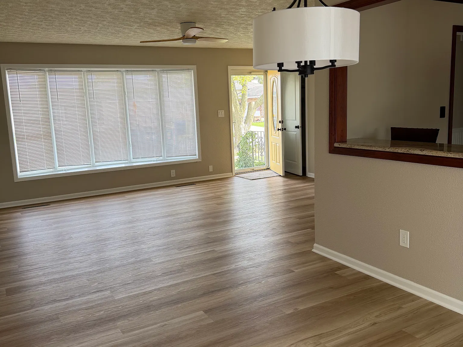 3 bed, 1.5 bath, 1100 sqft, $3,000 — Photo 3