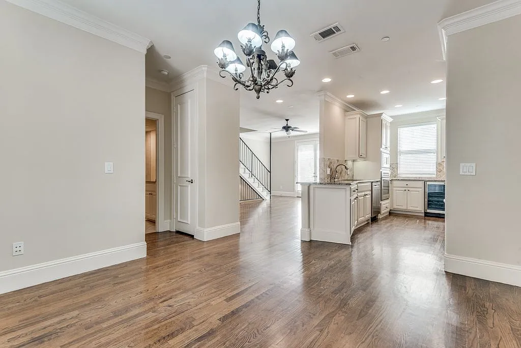 4 bed, 2152 sqft, $5,350 — Photo 2