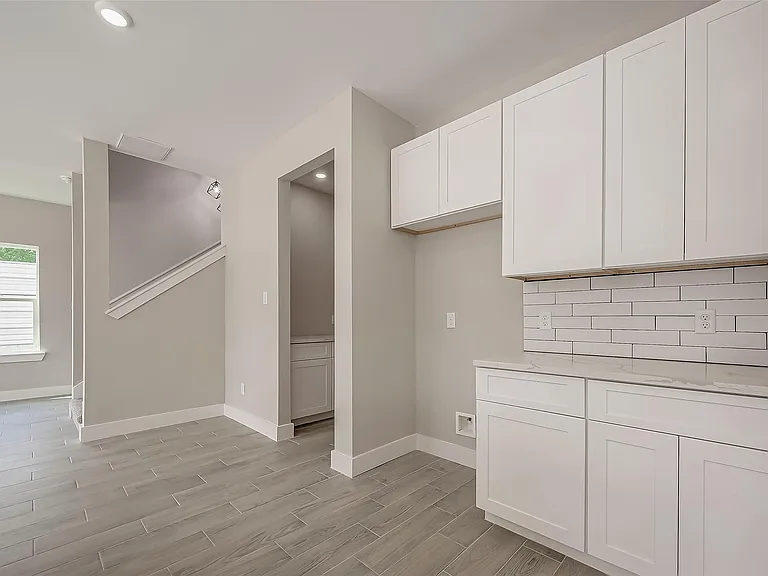 8128 Chateau St — Photo 17