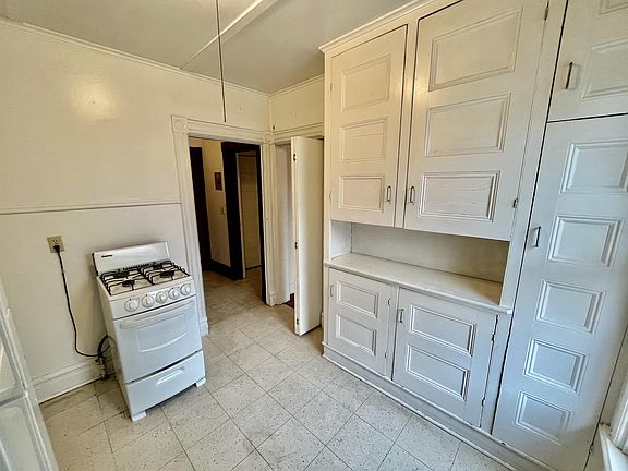 3rd image of 150 Pine St
