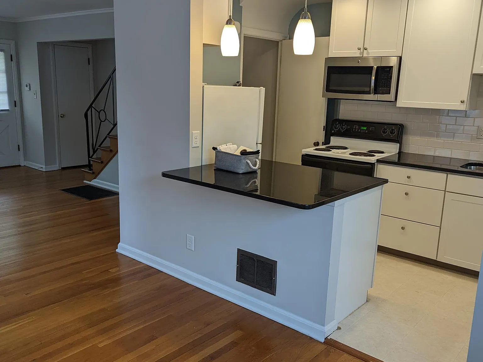 2 bed, 1080 sqft, $1,595 — Photo 3