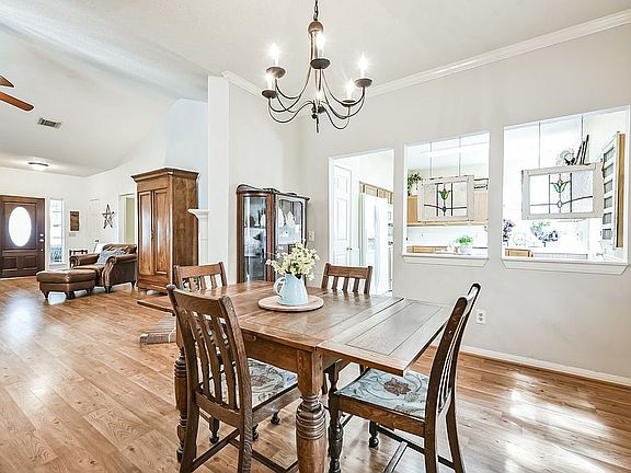 5th image of 2903 Veva Dr
