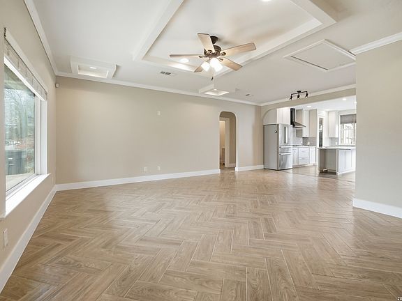 4th image of 243 Chesswood