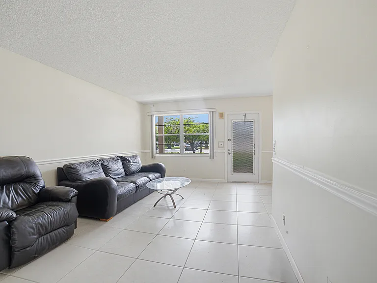 1025 Newcastle Dr #1025-B — Photo 8